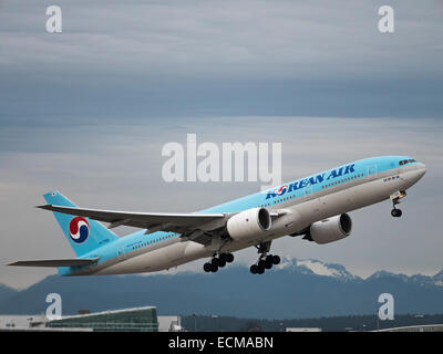 Korean Air airlines avion Boeing 777-200ER (HL7765) avion de décoller de l'Aéroport International de Vancouver Banque D'Images