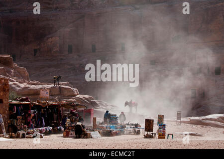 Des marchands de souvenirs à Petra, Jordanie d'être frappé par un dust devil - sable d'origine éolienne Banque D'Images