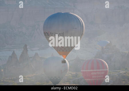Le décollage de trois montgolfières à l'aube dans la région de Cappadoce, Turquie Banque D'Images