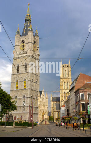 Lakenhalle et la cathédrale de Saint Bavon, Gand, Flandre, Belgique, Europe Banque D'Images