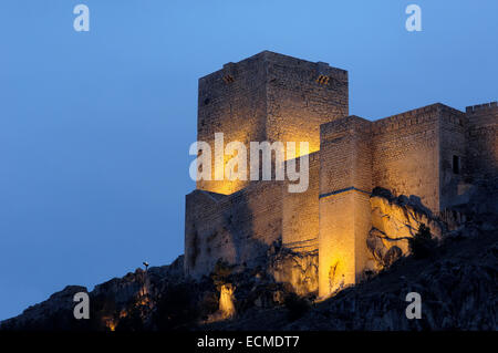 Le Château de Saint Catalina de nuit, ex-forteresse maure, maintenant un 'Parador de Turismo', hôtel appartenant à l'Etat, Jaén, Andalousie Banque D'Images