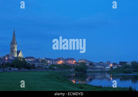 Un village de Kelso Tweed River au crépuscule, Scottish Borders, Scotland, Royaume-Uni, Europe Banque D'Images