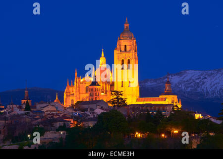 Au crépuscule, la cathédrale de Ségovie, région de Castille et León, Espagne Banque D'Images