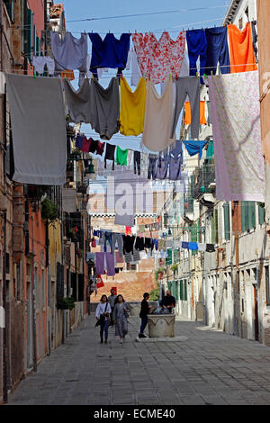 Le séchage sur la blanchisserie blanchisserie lines de l'autre côté de la rue, Castello, Venise, Vénétie, Italie Banque D'Images