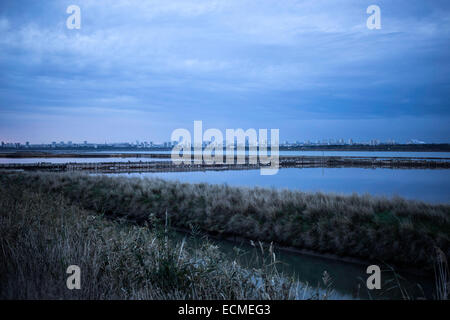 Salines au crépuscule à la ville portuaire de Burgas, Bulgarie Banque D'Images