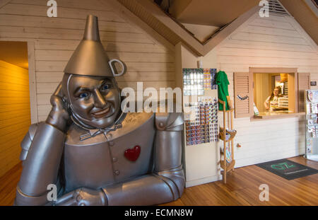 Eghezée Kansas accueil du Musée de l'Oz Wizard of Oz aller au centre-ville de Kansas village Tin Man avec coeur Banque D'Images