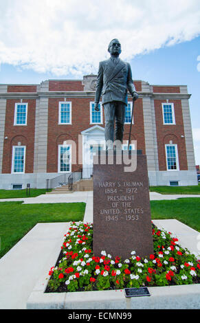 Indépendance Le Missouri ville d'origine, le président Harry Truman statue devant célèbre Court House Banque D'Images