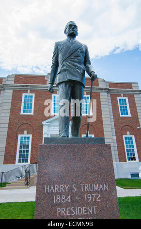 Indépendance Le Missouri ville d'origine, le président Harry Truman statue devant célèbre Court House Banque D'Images