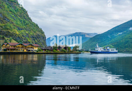 Flam Norvège magnifique petit village sur le lac avec des ferries et bateaux profondément dans la montagne au cadre paisible pour les vacances en voiture Banque D'Images
