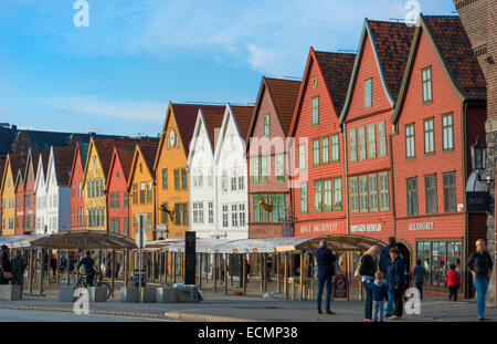 La Norvège Bergen Bryggen célèbre vieille ville avec des maisons en bois se penchant repères pour les touristes dans la région de Bryggen couleur panoramique Banque D'Images