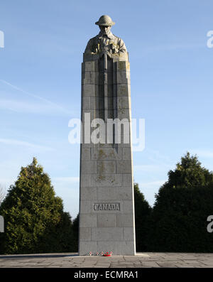 La couvaison Le Soldat St. Julien Memorial un monument commémoratif de guerre dans le village de Saint-Julien Langemark Belgique. Banque D'Images