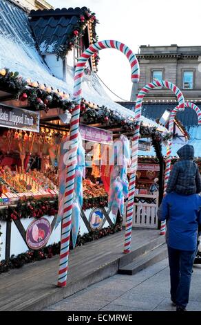 Marché de Noël 2014 de Nottingham. Un blocage d'autres confiseries avec des cannes de bonbon géant Banque D'Images