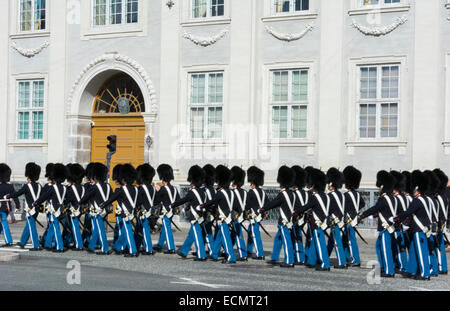 Danemark Copenhague Danish Royal Guard mars en face de Palais à Paris Banque D'Images