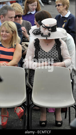 Susan Boyle a assisté à ses enfants local's Gala Day à Blackburn, West Lothian. Susan vérifie son téléphone mobile pendant la cérémonie : Susan Boyle Où : Blackburn, Royaume-Uni Quand : 14 Juin 2014 Banque D'Images