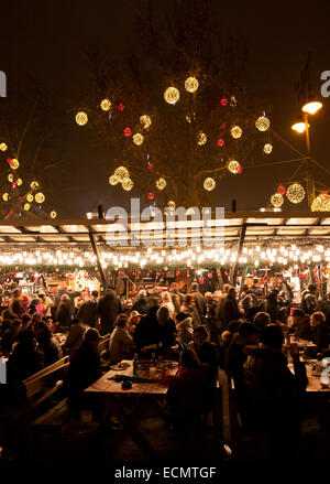 Les gens apprécient le marché du Nouvel An à Vorosmarty square dans le centre ville de Budapest Banque D'Images