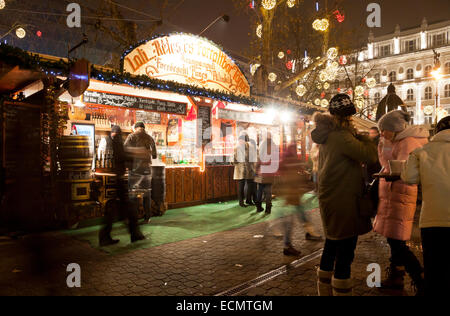 Les gens apprécient le marché du Nouvel An à Vorosmarty square dans le centre ville de Budapest Banque D'Images