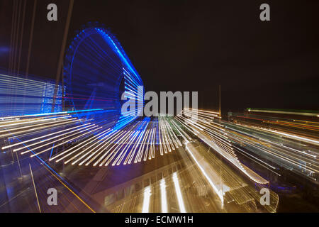 Zoomburst de London Eye et bateau touristique avec des lumières suspendues sur la Tamise à Londres Royaume-Uni en décembre - effet abstrait Banque D'Images