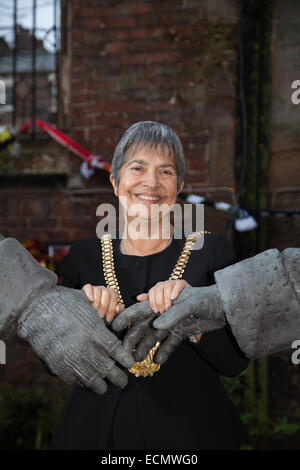 Liverpool, Merseyside, Royaume-Uni, 17 Décembre, 2014. La trêve de Noël People's sculpture commémorant la fameuse trêve de Noël 1914 a été dévoilé à l'église bombardée de Liverpool. La statue, nommée tous ensemble, conçu par le sculpteur Andy Edwards dépeint un British et un soldat allemand chaque message d'autres avec un ballon de football à leur côté. Il capture l'instant remarquable en décembre 1914 lorsque les soldats ennemis le long du front de l'Ouest ont déposé les armes et ont émergé de leurs tranchées pour serrer la main, chanter Noël et échange de rations, et jouer au football. Banque D'Images