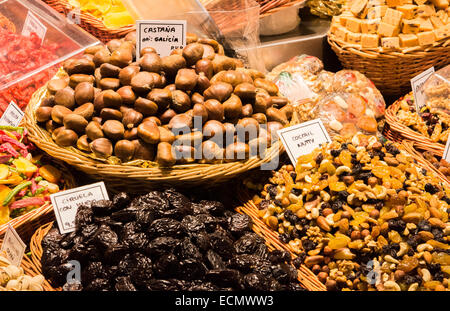 Barcelone Espagne marché appelé Marché St Joseph de La Boqueria ou avec des dates et des écrous vente alimentaire Banque D'Images