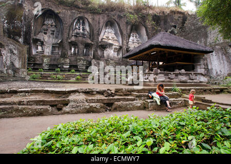 L'INDONÉSIE, Bali, Ubud, près de Tampaksiring, Temple de Gunung Kawi. Tirtha Empul Temple est un temple hindou situé dans une vallée entre Banque D'Images