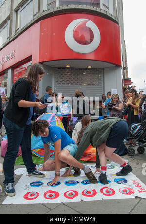 Les militants qui protestaient devant l'UKUncut boutique Vodafone sur Oxford Street de Londres. Les manifestants ont joué 'Twister' Tax-Dodge et joué la musique comme d'autres territoires l'intérieur du magasin. Avec : Les militants,où : London, Royaume-Uni Quand : 1 Banque D'Images