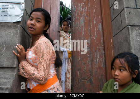 Les filles sur leur porte en Ubid. Bali. L'Indonésie. Ubud est une ville sur l'île indonésienne de Bali à Ubud, district situé à amo Banque D'Images