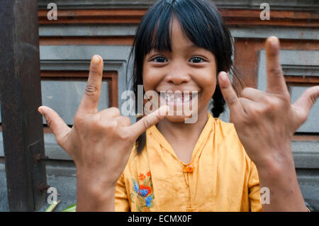 Jeune fille jouant sur ses portes en Ubid. Bali. L'Indonésie. Ubud est une ville sur l'île indonésienne de Bali à Ubud, localiser Banque D'Images