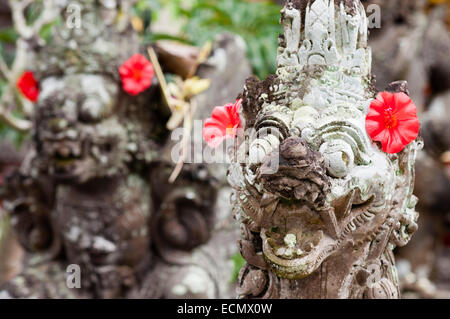 Certaines des statues de pierre qui décorent l'Hindou temple Pura Desa Ubud. Ubud. Bali. La forêt des singes d'Ubud est une réserve naturelle et Banque D'Images