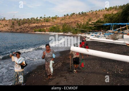 Un bateau repose sur la plage de sable d'Amed, un village de pêcheurs à l'Est de Bali. Amed est une longue bande côtière de villages de pêche en E Banque D'Images