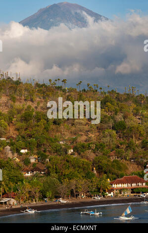 Le petit village de pêcheur d'Amed avec vue sur le mont Gunung Agung (3142m). À l'Est de Bali. Amed est une longue bande côtière Banque D'Images