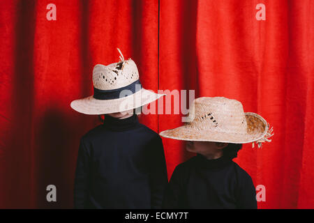 Portrait de deux garçons portant des vêtements noirs et une paillote Banque D'Images