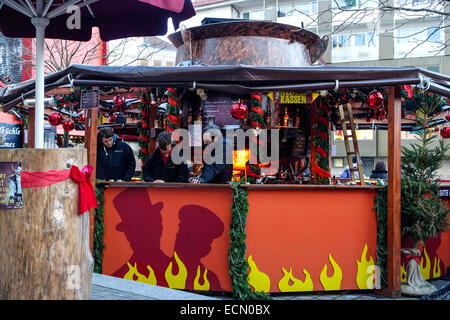 Le plus grand poinçon gravé dans le monde, au marché de Noël de Nuremberg, Middle Franconia, Bavaria, Germany, Europe Banque D'Images