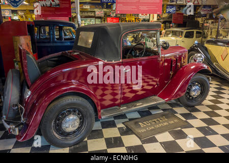 Classic Car 1937 Austin 10 Clifton marron avec dickie seat dans boot soft top motor museum Bourton-on-the-Water Gloucestershire Banque D'Images