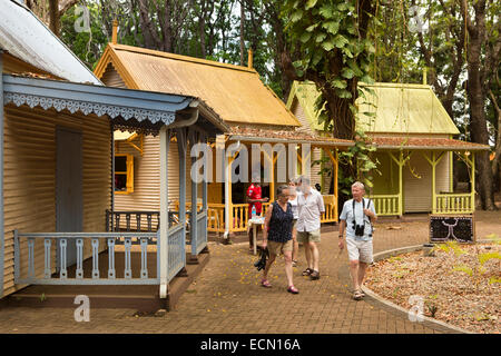 L'Ile Maurice, Mahebourg, National History Museum, les touristes entre les ateliers d'artisanat et cadeaux Banque D'Images