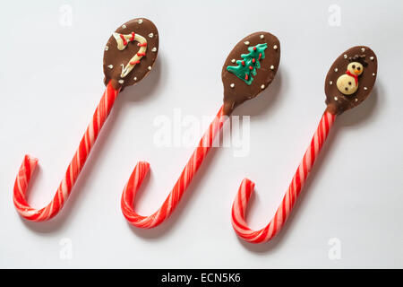 Canne de sucrerie au chocolat avec décorées avec des thèmes de Noël isolé sur fond blanc - cannes de bonbon Banque D'Images