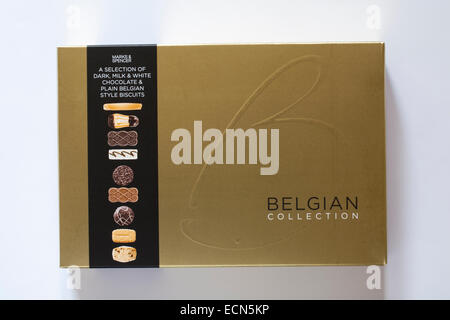 Fort paquet de Marks & Spencer nouvelle Collection biscuits sélection belge isolé sur fond blanc Banque D'Images