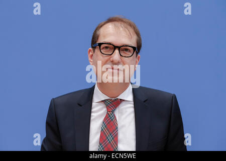 Alexander Dobrindt (CSU), Ministre de trafic et de l'infrastructure numérique, sur le thème "conception de la loi à la livraison de l'infrastructure du trafic (payant) à la conférence de presse réalisée à la maison de la conférence de presse le 17 décembre 2014 à Berlin, Allemagne. / Photo : Alexander Dobrindt (CSU), Ministre de trafic et de l'infrastructure numérique. Banque D'Images