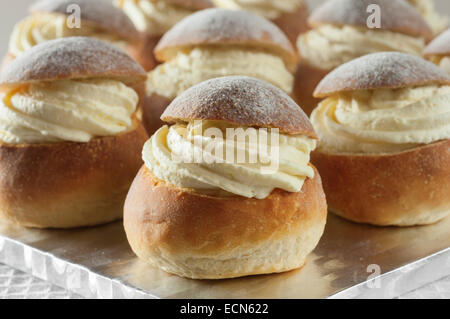 Petits pains Semla. Le cardamome brioches à la crème d'amandes. L'alimentation de la Suède Banque D'Images