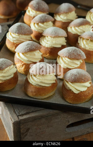 Petits pains Semla. Le cardamome brioches à la crème d'amandes. L'alimentation de la Suède Banque D'Images