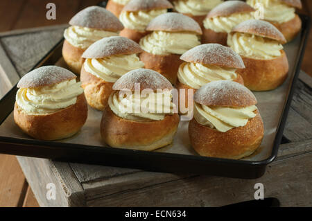 Petits pains Semla. Le cardamome brioches à la crème d'amandes. L'alimentation de la Suède Banque D'Images