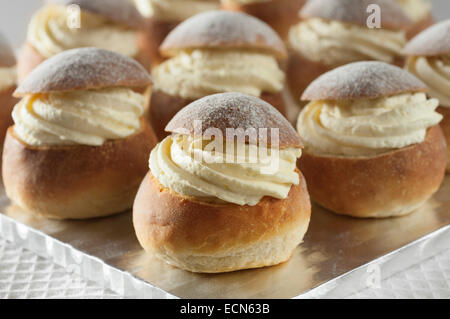 Petits pains Semla. Le cardamome brioches à la crème d'amandes. L'alimentation de la Suède Banque D'Images