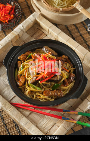 Yakisoba. Nouilles frites. La nourriture japonaise Banque D'Images