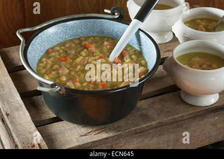 Soupe aux pois scandinaves Banque D'Images