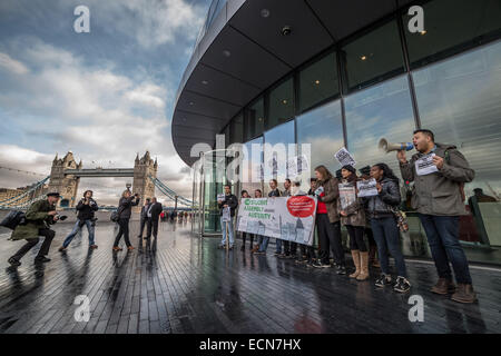 Londres, Royaume-Uni. 25Th Dec, 2014. Protestation contre le maire Boris Johnson a réduit à l'éducation à la jeunesse © Guy Josse/Alamy vivre Banque D'Images