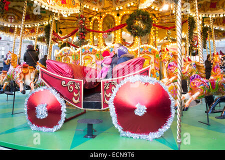 Marché de Noël de Francfort Birmingham 2014 - Golden landcruiser merry go round carousel Banque D'Images