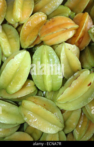 Carambolas ou caramboles (Averrhoa carambola) en vente dans un marché bélizien Banque D'Images