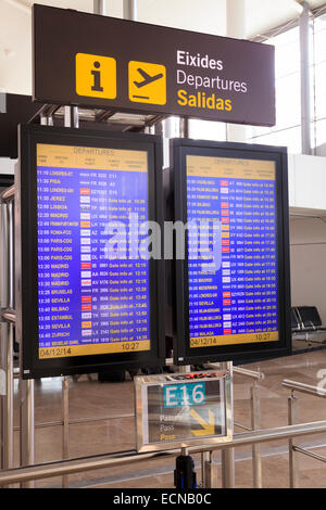 Départ de l'aéroport information board à Valence Banque D'Images