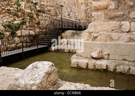 Un immense escalier de pierre taillée dans la roche a été découverte dans les douves qui mène dans un réservoir en date du temps du roi Hérode qui a servi comme une luxueuse piscine à cela, l'un des cinq palais, construit par Hérode dans tout le pays. L 'Kishle' et la citadelle le fossé à la Tour de David, Musée d'histoire de Jérusalem ont récemment été ouverts au public permettant à l'exploration de nouvelles découvertes archéologiques faisant la lumière sur les couches de l'histoire de la ville datant de l'époque du Premier Temple, dans le 8ème siècle avant notre ère. Banque D'Images