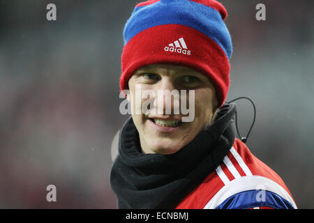 Munich, Bavière, Allemagne. Dec 16, 2014. Bastian Schweinsteiger de Munich porte un chapeau. Munich remporte la Bundesliga match de foot entre FC Bayern Munich contre le SC Freiburg 2-0 à Munich, Bavière, Allemagne, 16 décembre 2014. PHOTO : WOLFRAM KASTL/dpa (ATTENTION : En raison de la lignes directrices d'accréditation, le LDF n'autorise la publication et l'utilisation de jusqu'à 15 photos par correspondance sur internet et dans les médias en ligne pendant le match.) Crédit : dpa/Alamy Live News Banque D'Images