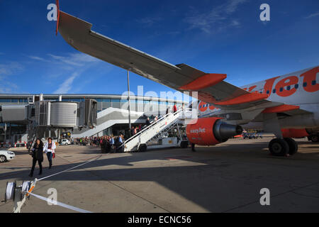 Les passagers utilisant l'escalier de l'aéronef avant de monter à bord d'un avion Easyjet Banque D'Images